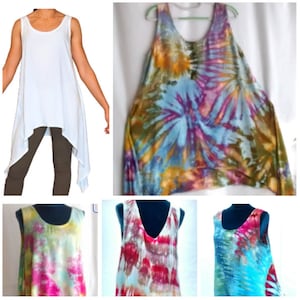 Op de afbeelding: Een verzameling van vijf tanktops met een tie-dye patroon. De tops zijn gemaakt van een zachte, vloeiende stof en hebben een ontspannen pasvorm. De kleuren van de tie-dye patronen omvatten blauw, groen, geel, roze, rood en wit.