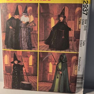 Puede incluir: Patrón de disfraces McCall's con diseños de disfraces de Halloween. La imagen muestra un mago, una bruja y la parca. El patrón incluye tallas para niños de 3 a 6 años. El texto "MCCALL'S COSTUMES" está en la parte superior.