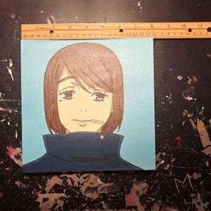 Puede incluir: Una pintura de una persona con cabello castaño y una chaqueta azul. La persona está mirando hacia abajo y tiene un fondo azul claro.