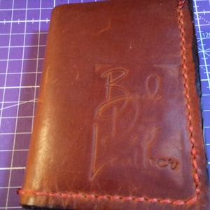 Cartera triple de piel horween hecha a mano.