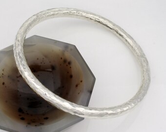 Chunky 6mm hammered silver bangle | L | 2.9"