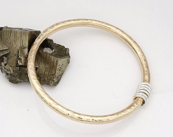 Dicker gehämmerter 5mm Boho Messing Armreif mit Silberringen | 6,4 cm