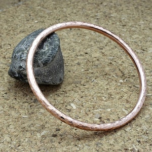 Elégant jonc en cuivre martelé 4 mm, rond et solide une pièce unique pour les anniversaires de mariage image 5