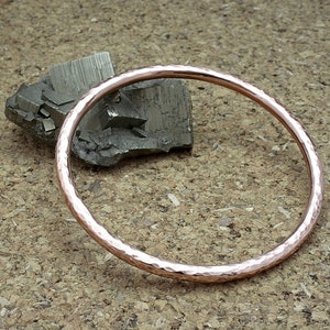 Elégant jonc en cuivre martelé 4 mm, rond et solide une pièce unique pour les anniversaires de mariage image 4