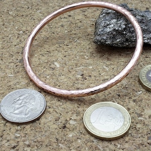 Elégant jonc en cuivre martelé 4 mm, rond et solide une pièce unique pour les anniversaires de mariage image 7