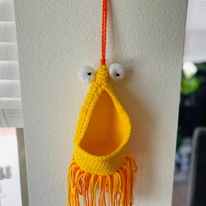 Wieszak na rośliny Yip zrobiony na szydełku