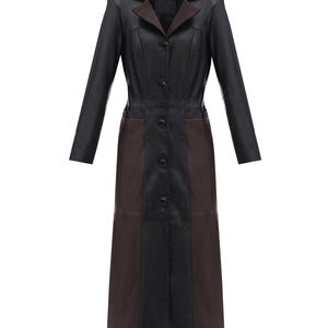 Puede incluir: Abrigo largo de cuero negro con cuello y detalles marrones. El abrigo tiene cierre de botones, dos bolsillos y un corte entallado. El abrigo mide aproximadamente 140 cm de largo.