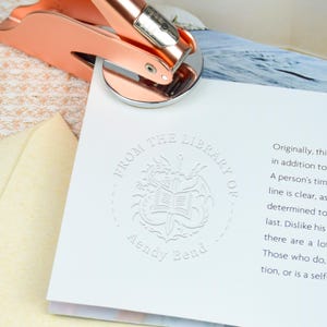 Sello para grabado en relieve de libros personalizado / Sello para grabado en relieve de From the Library / Autoentintado o grabado en relieve / Sello de biblioteca Ex Libris / Regalo para amantes de los libros