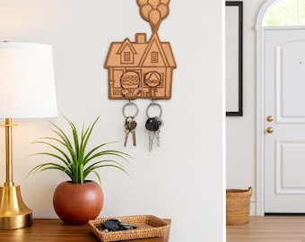 Schlüsselanhänger „Up House“. Carl und Ellie. Aus Holz. Geschenk für Paare und neue Familien.