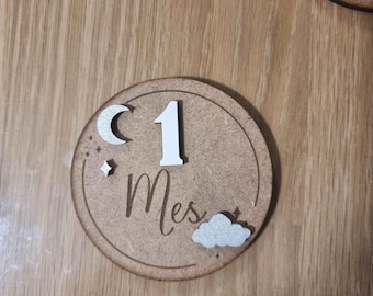 Monatlicher Geburtstag mit Wolken- und Sterndekorationen. Meilenstein des Babys