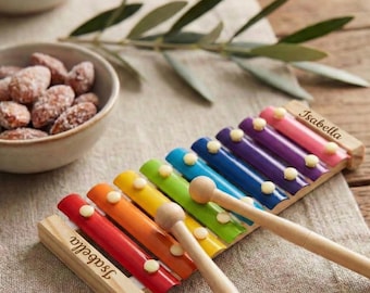 Personalisiertes Holzxylophon – Montessori-Musikinstrument – Regenbogenfarbene Metalltasten – Sensorisches Spielzeug für Babys – Geschenk zum ersten Geburtstag – Kiefernholz