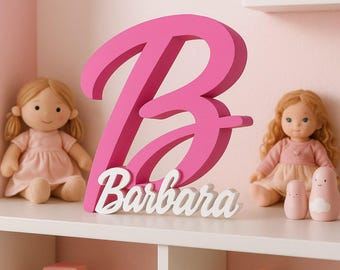 Dekorative Initiale mit Namen in Rosatönen. Personalisierter Buchstabe fürs Kinderzimmer. Einzigartiges Geschenk für Mädchen