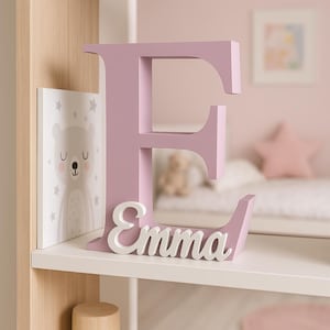 Lettera iniziale decorativa personalizzata con nome, da appoggiare o appendere. Disponibile in diverse dimensioni e colori. Perfetta per la cameretta dei bambini o per un angolo dedicato ai dolci.