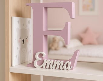 Lettera iniziale decorativa personalizzata con nome, da appoggiare o appendere. Disponibile in diverse dimensioni e colori. Perfetta per la cameretta dei bambini o per un angolo dedicato ai dolci.