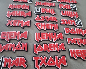 Marcasitios estilo Rock y Heavy Metal con nombre personalizado. Hechos en 3D, plástico biodegradable.