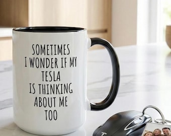 Geschenk für Tesla-Fahrer – Lustiger Elektroauto-Becher – Geschenk für Neuwagenbesitzer – Fanartikel von Elon Musk – Keramiktasse „Manchmal frage ich mich, ob mein Tesla…“