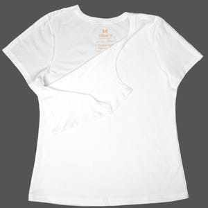 K&ouml;nnte beinhalten: Ein wei&szlig;es T-Shirt mit Rundhalsausschnitt und kurzen &Auml;rmeln. Das Shirt besteht aus einem weichen Material und hat ein Etikett mit dem Markennamen "Viber's". Das Shirt wird vor grauem Hintergrund pr&auml;sentiert.