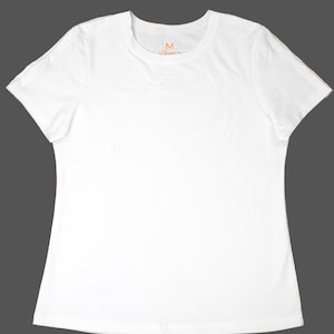 K&ouml;nnte beinhalten: Ein schlichtes wei&szlig;es T-Shirt mit Rundhalsausschnitt und kurzen &Auml;rmeln. Das Shirt hat ein schlichtes, klassisches Design und ist aus einem weichen, wahrscheinlich atmungsaktiven Stoff gefertigt. Der Markenname "Vibes" ist in Orange auf der Brust aufgedruckt.