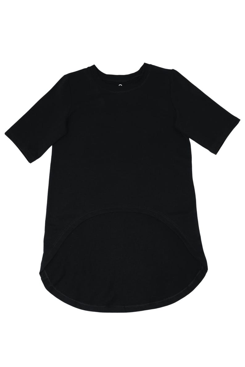 May include: Black t-shirt with short sleeves and a rounded, elongated hemline. The shirt has a crew neck and is made of a solid, opaque fabric. The design is simple and versatile, suitable for various casual outfits.