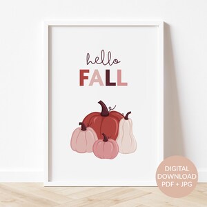 Könnte beinhalten: Ein druckbarer Kunstdruck mit dem Text "hello FALL" in rosa und roten Buchstaben. Der Druck zeigt eine Gruppe von drei Kürbissen in Rosa- und Rottönen.