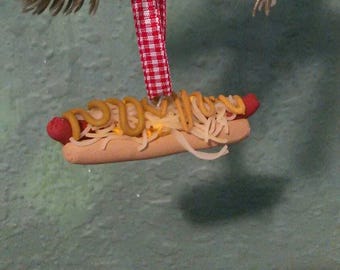 Hotdog pittige mosterd zuurkool kerstornament of koelkastmagneet