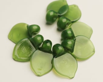 Set of 8 LEAF BEADS, Grass Green Leaves, shampoo glass, handmade artisan lampwork sra