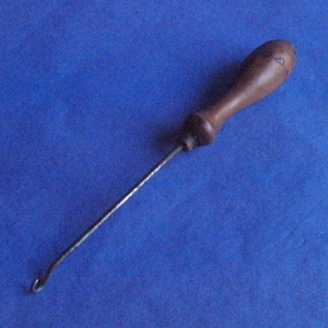 C19 VICTORIAN FRENCH, antiker Holzgriff-Knopfhaken. Metallschaft. Gebraucht für Hemden, Korsetts, Stiefel usw. Insgesamt guter Zustand