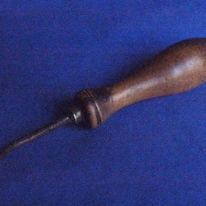 C19 VICTORIAN FRENCH, antiker Holzgriff-Knopfhaken. Metallschaft. Gebraucht für Hemden, Korsetts, Stiefel etc. Insgesamt recht guter Zustand.