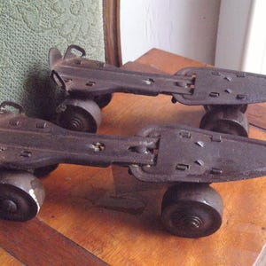 1940s Original,vtg,rusty pr.4-wheel metal roller skates with family history.Strong & adjustable/Recommend as HISTORICAL, NOT USE.