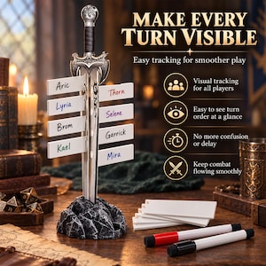 Puede incluir: Un rastreador de turnos con forma de espada plateada sobre una base de piedra oscura. Incluye placas rectangulares blancas para nombres fijadas a la hoja. El texto "MAKE EVERY TURN VISIBLE" aparece junto a iconos y marcadores blancos adicionales.