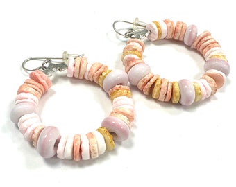 Pendientes de aro rosa claro, joyería de concha, pendientes de cuentas de concha, joyería de cuentas rosa claro, pendientes rosa pastel, pendientes coloridos divertidos para mujeres