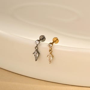 Pendiente de circonita cúbica de 18/16 g con rosca interna para labio, trago, caracola, cartílago, hélix, labio plano y nariz.