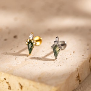 Labret de titanio con ágata musgosa tallada en forma de cometa, con rosca interna para el trago.