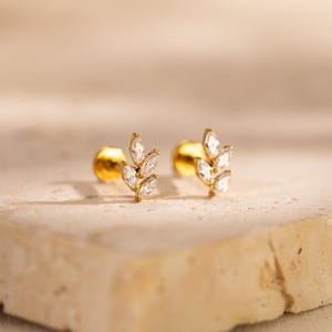 18G/16G Leaf Internally Threaded Labret,Flat Back Earring,Tragus Stud,Flat Back Stud,Helix Stud,Leaf Cartilage Stud,Leaf Jewelry