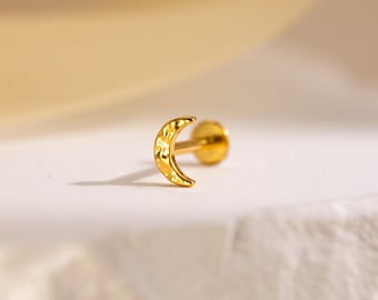 Labret texturizado em formato de lua, com rosca interna, calibre 18G/16G, base plana, ideal para tragus, hélix e cartilagem.