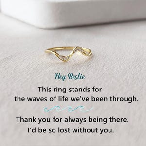 Puede incluir: Un anillo de oro con pequeños diamantes engastados en un diseño ondulado. El anillo está sobre una superficie blanca con el texto "Hey Bestie This ring stands for the waves of life we've been through. Thank you for always being there. I'd be so lost without you."