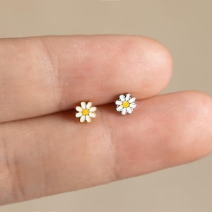 18G/16G Flower Stud Earrings,Internally threaded,Flat Back Earring,Tragus Stud,Helix Conch Stud,Cartilage,Birthday Gift For Her,Daisy Studs