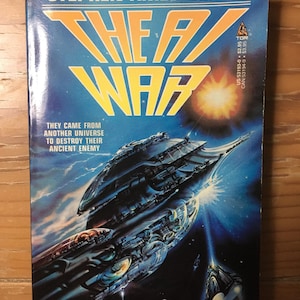 Może przedstawiać: Książka w miękkiej okładce zatytułowana "THE A WAR" autorstwa Stephena Amesa Berry'ego. Okładka przedstawia scenę bitwy kosmicznej z dużym statkiem kosmicznym i mniejszymi statkami na niebieskim i gwiaździstym tle. Tekst zawiera "THEY CAME FROM ANOTHER UNIVERSE TO DESTROY THEIR ANCIENT ENEMY."