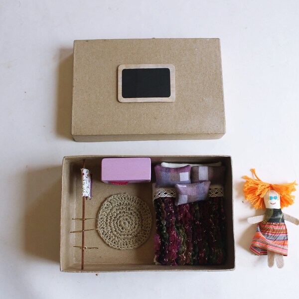 Roombox. Dormitorio en una caja con la muñeca. Miniatura. A los niños.