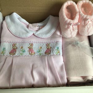 Kosz dla niemowląt z motywem króliczka Piotrusia dla dziewczynek, spersonalizowany prezent dla dziecka, baby shower, prezent dla nowych rodziców