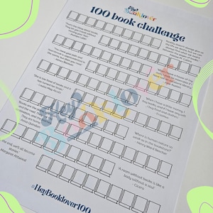 Może przedstawiać: Drukowalna lista 100 wyzwań książkowych w czarno-białym designie. Lista zawiera cytaty o książkach od autorów takich jak Louisa May Alcott, James Baldwin i Anna Quindlen. Tekst "#HeyBooklover100" znajduje się na dole strony.