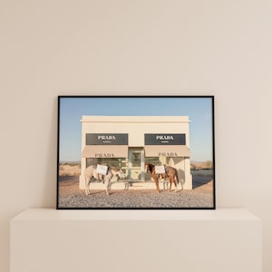 Prada Marfa Gray Malin Photography Gray Malin Art, Horse Brand Art, Arte moderna, The Ultimate Marfa, Tela con animali, Prada Wall Art, Arte di viaggio