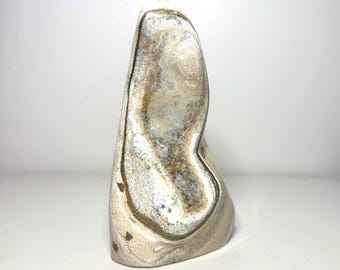 XL Ribbon Desert Jasper Freeform (30.3 lbs) – Cream Gray Banded Mineral Sculpture