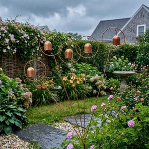 Puede incluir: Un juego de tres tazas de cerámica con un acabado mate moteado. Las tazas son en tonos crema, gris claro y gris oscuro. Cada taza tiene un diseño simple y minimalista, perfecto para café o té.