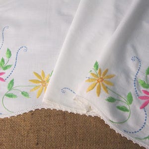 Vintage Table Runner Floral Embroidered Dresser Scarf Antique Linens 17&quot; x 31&quot; White Hand Embroidery Vintage Linens