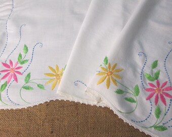 Vintage Table Runner Floral Embroidered Dresser Scarf Antique Linens 17" x 31" White Hand Embroidery Vintage Linens