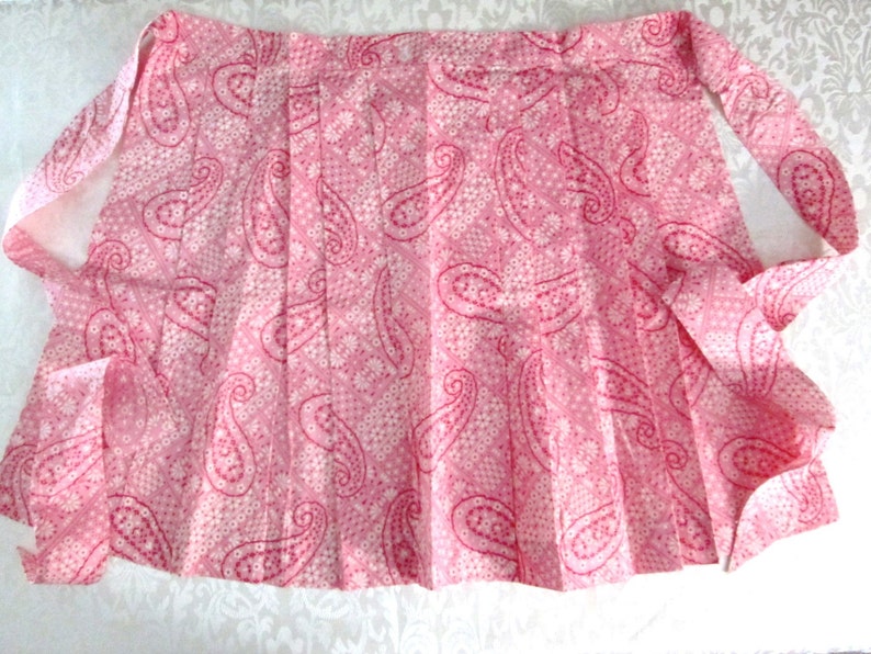 Vintage Half Apron Pink Pleated Paisley Retro Mid Century Vintage Kitchen Linens Hostess Apron image 1