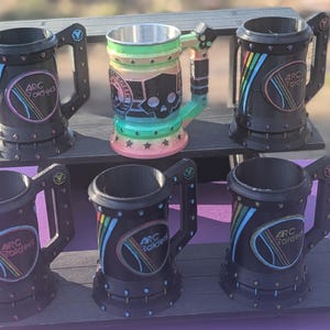 Helldivers und Arc Koozie Tasse