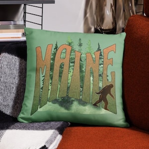 Maine historische Pine Tree vlag en legendarische humor op dubbelzijdig kussen voor Maine Housewarming, Sasquatch Gift of Maine Lover Gift