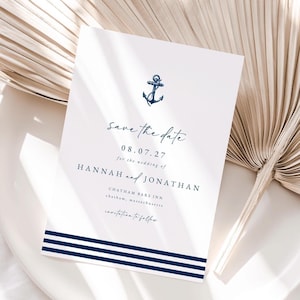 Könnte beinhalten: Eine weiße Save-the-Date-Karte mit einer dunkelblauen Ankerillustration. Der Text lautet "save the date" in einer Schreibschrift, gefolgt von "08.07.27" für die Hochzeit von Hannah und Jonathan. Die Karte enthält auch den Ort, Chatham Bars Inn, Chatham, Massachusetts, und den Text "Feier folgt".